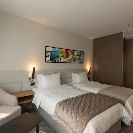 Mona Plaza 4*